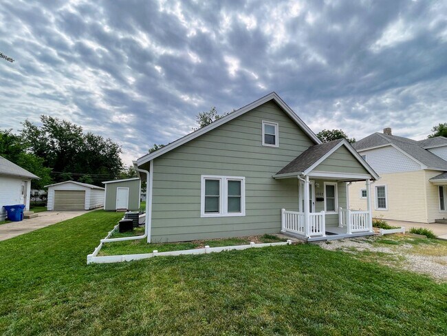 Foto del edificio - Cute 3 Bed 1 Bath McPherson Home in Good Neighborhood