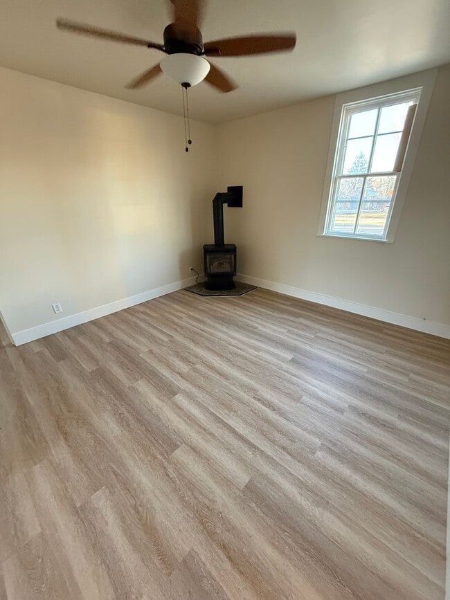 Building Photo - 316 E Peach St