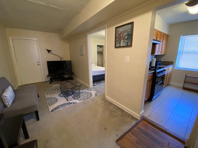 Building Photo - Private room in 2 bedroom Washington Apart...