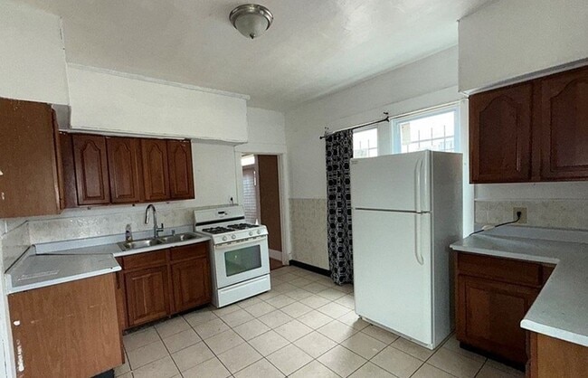 Building Photo - 160 Zenner St