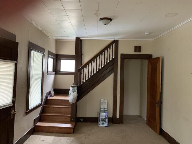 Building Photo - 705 E Parkway Ave