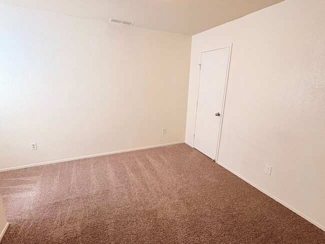 Foto del edificio - 3 bedroom Townhouse in a gated community