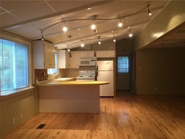 Building Photo - 156 Longwood Dr