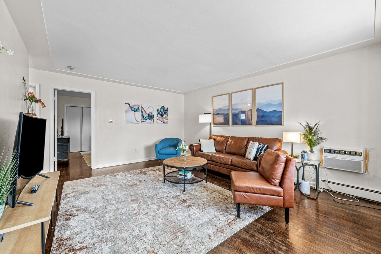 Foto principal - Gorgeous Furnished Two Bedroom in Sloans L...