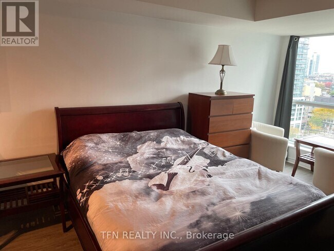 Photo du bâtiment - 230 King St E