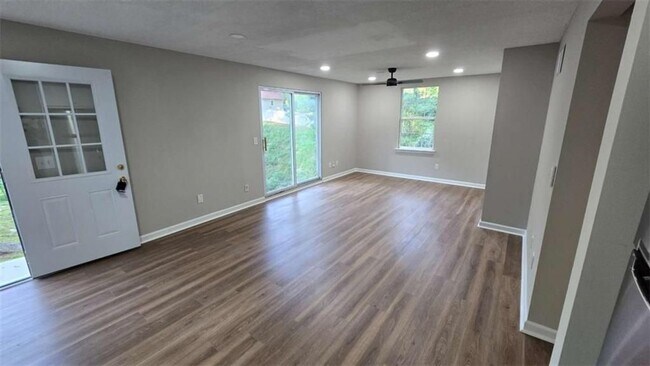 Foto del edificio - 3025 Mangum Dr