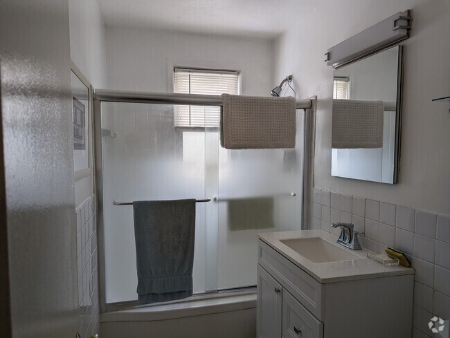 Building Photo - 44 Avon Cir