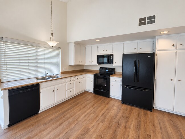 Building Photo - 10930 Red Rock Dr
