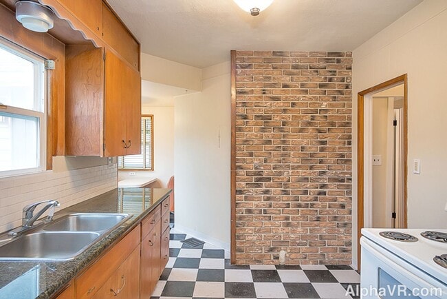 Building Photo - Stunning Main Floor Duplex in the Heart of...