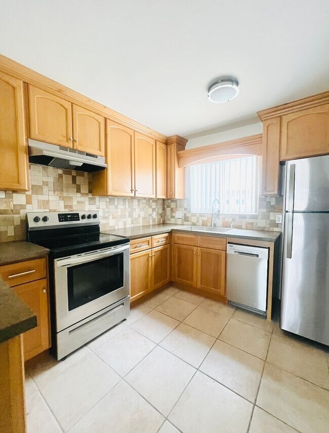 Building Photo - 825-827 San Fernando Place