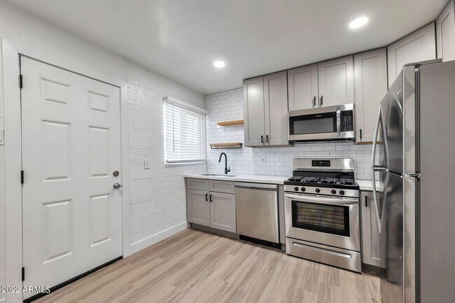Building Photo - Updated 2bedroom apartment in central Phoenix