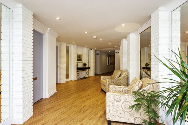 Building Photo - Coastal Living in a 55+ Community Spacious 1 Bedroom Across from Semiahmoo Shopping Centre