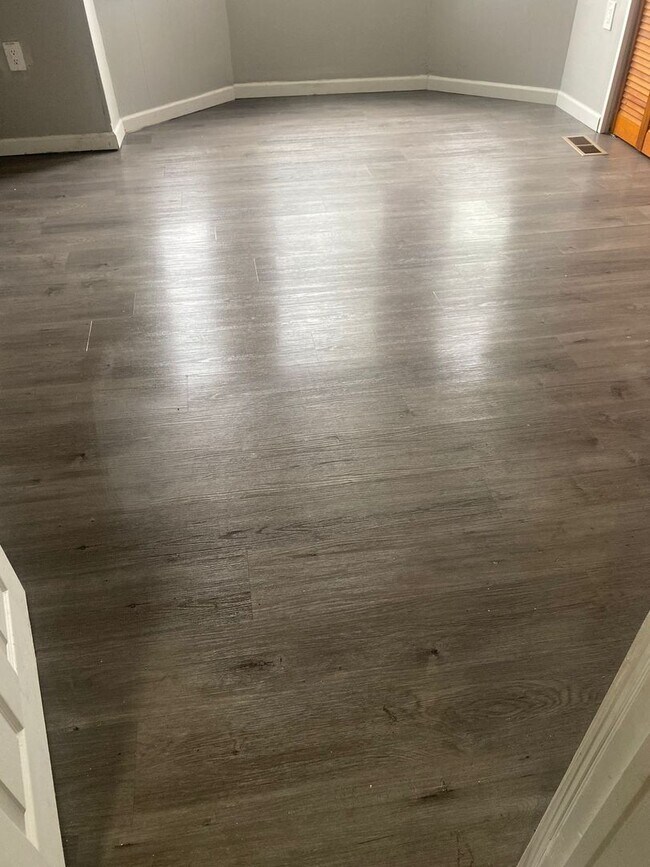 Building Photo - Beautifully renovated /updated pha friendl...