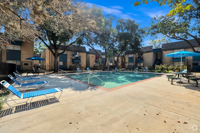 3737 Hillcroft - Pool - 3737 Hillcroft Apartments