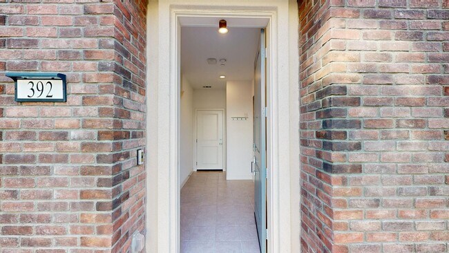 Building Photo - Large Townhome In Serrano Summit