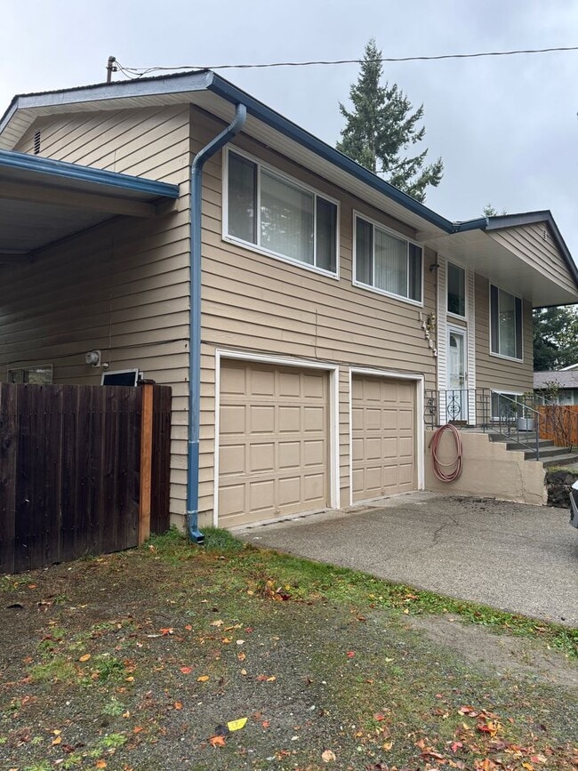 Conveniently located, Bellevue home - Conveniently located, Bellevue home