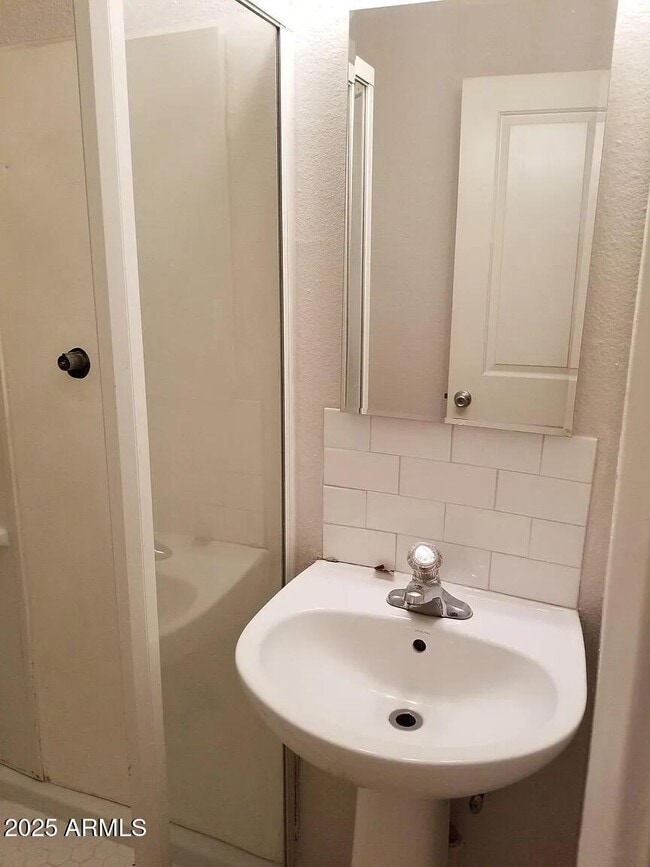 Foto del edificio - 1130 E Butler Dr