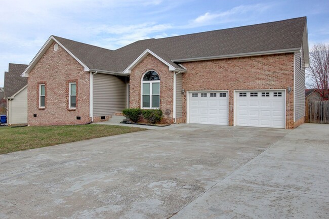 Building Photo - Three Bedroom Home with Bonus Room