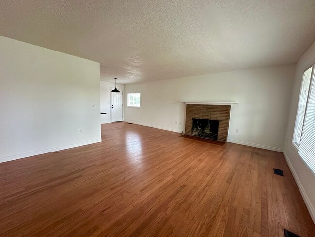 Building Photo - Large and Speciac 3 Bedroom home with lots...
