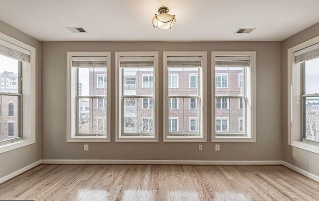 Foto del edificio - 500 Belmont Bay Dr