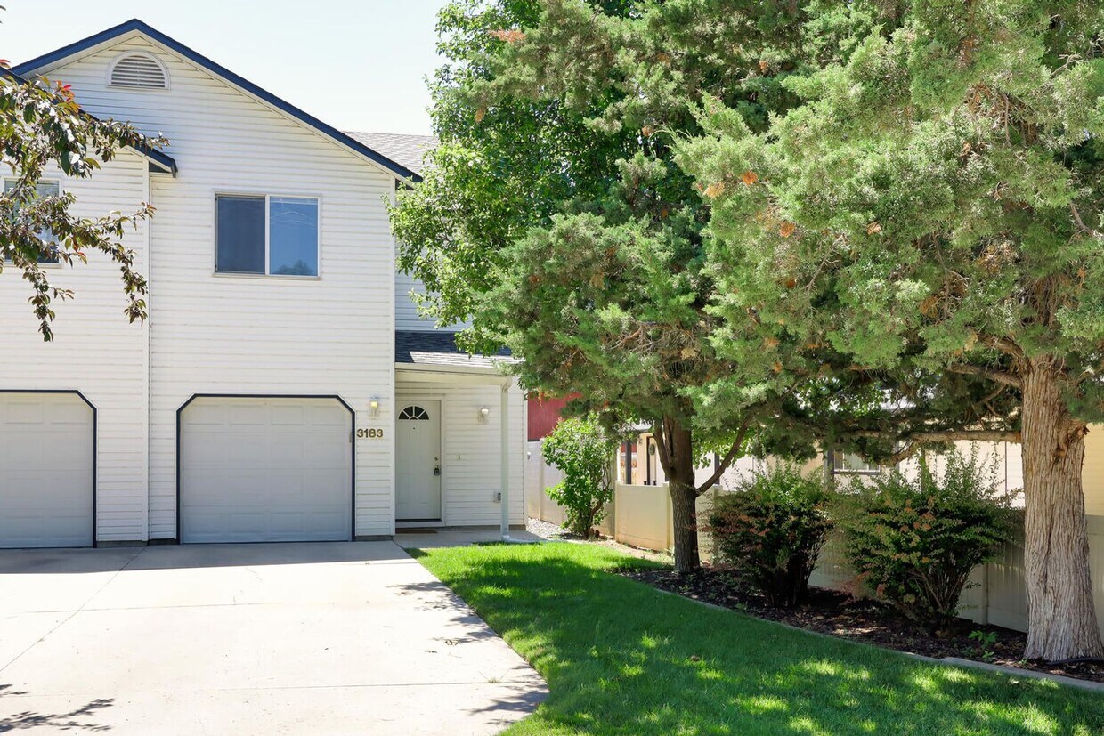 Primary Photo - Spacious 3 Bed, 2.5 Bath Home with Garage ...