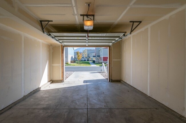 Foto del edificio - Up to $1000 off | Beautiful 3-Story Townho...