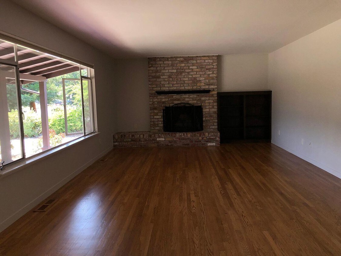 Foto del edificio - 1370 Holly Ave