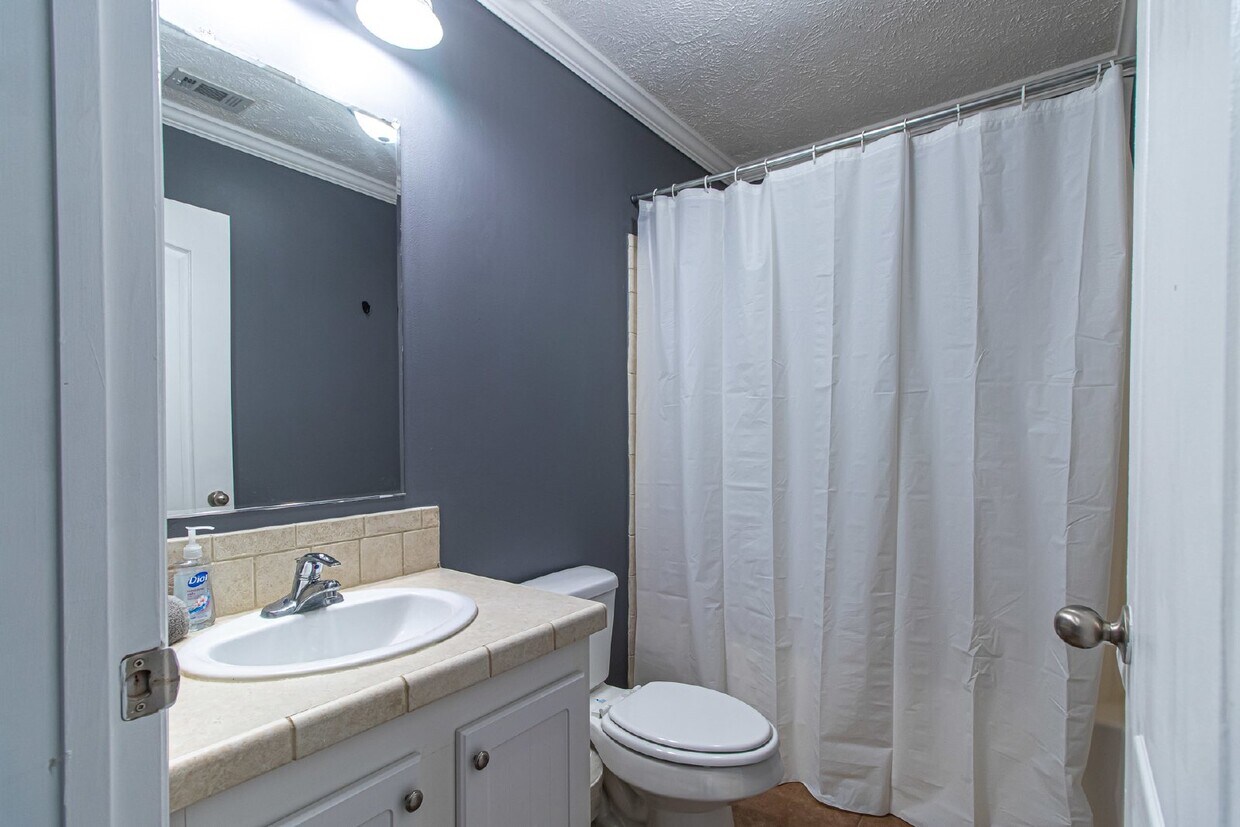 Primary Photo - Fully Furnished 2BR/2.5 BA plus office wit...