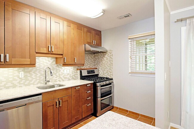 Foto del edificio - Beautifully Updated & Move-in Ready Hessian Hills Condo