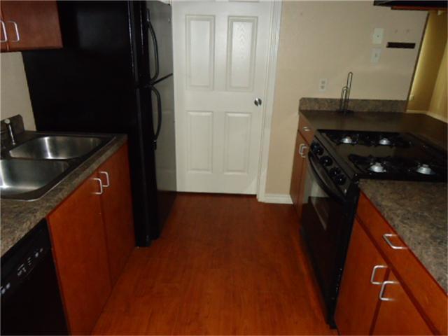 Building Photo - 5031 Pine Ave