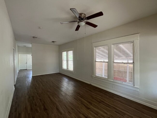Building Photo - ROBSTOWN TWO BEDROOM WITH LOTS OF PARKING