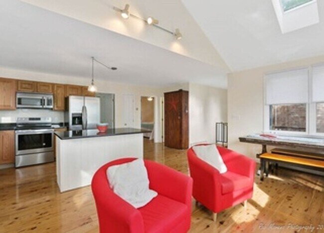 Building Photo - 2 Bed/1.5 Bath (Single Family)