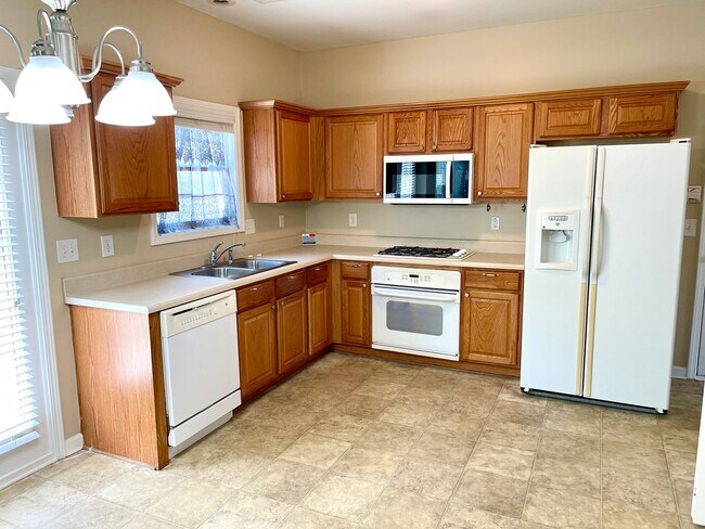 Building Photo - Welcome to this charming 4 bedroom, 2.5 ba...