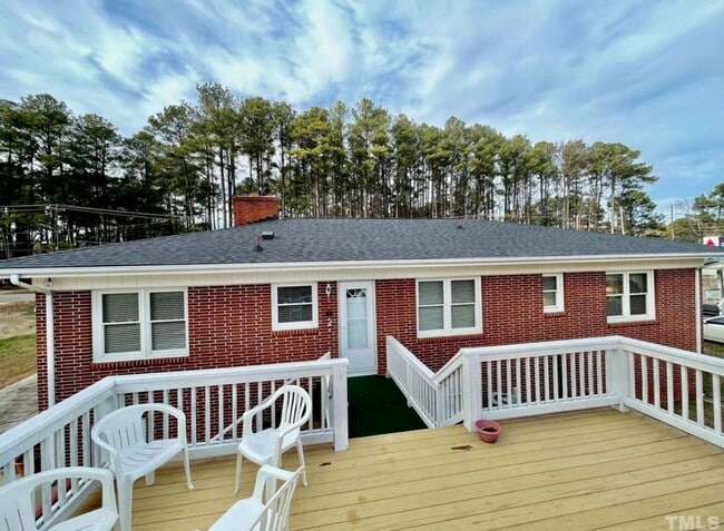 Building Photo - NEW LISTING!!