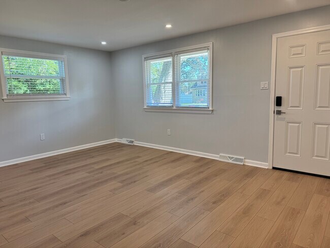 Entrada principal/Sala de estar - 534 Kalmia St