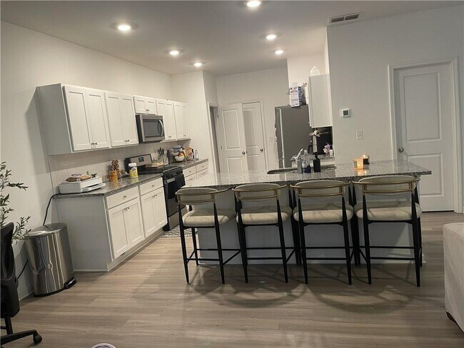 Building Photo - 5765 Thornton Dr
