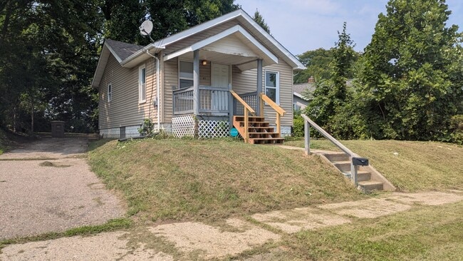 Casa de 2 dormitorios y 1 baño cerca de la 59 - 83 McKinley St