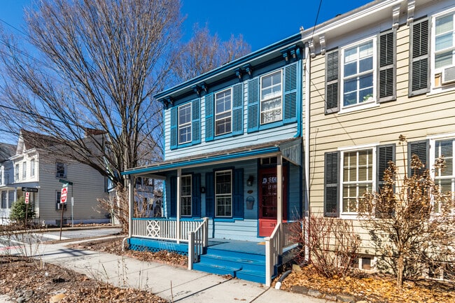 Building Photo - 34 Buttonwood St