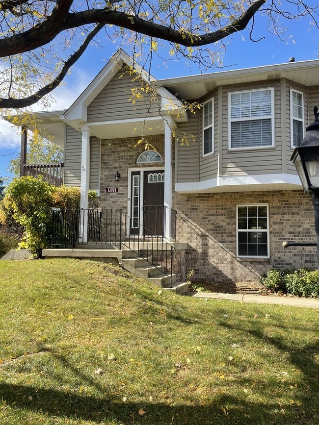 Building Photo - 13924 Cambridge Cir