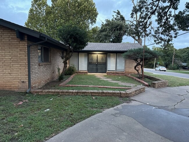 Building Photo - 1700 N Alexander Ln