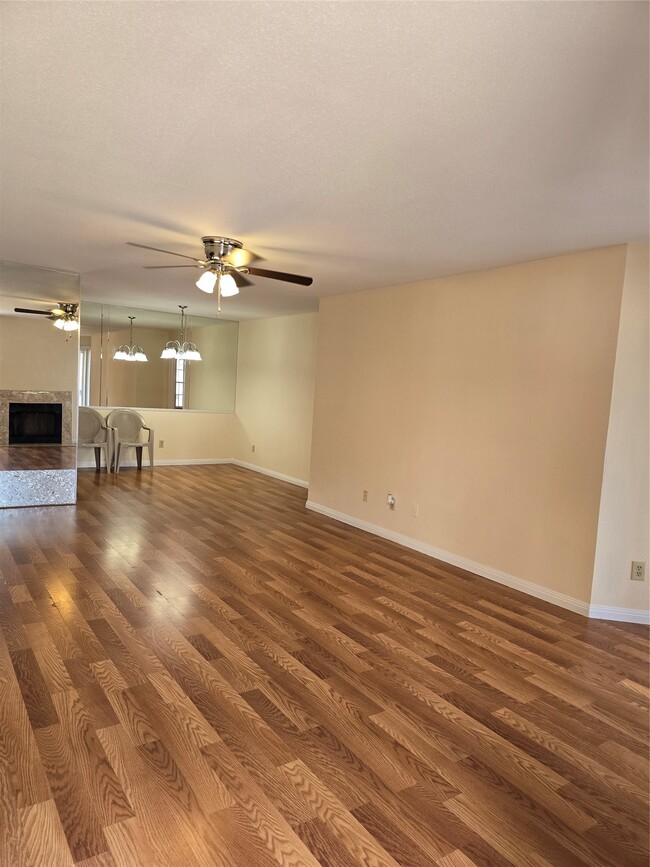 Building Photo - 9797 Leawood Blvd