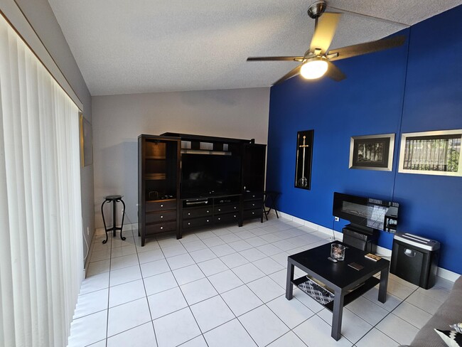 Building Photo - 4584 Holly Lake Dr