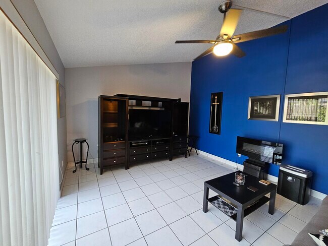 Foto del edificio - 4584 Holly Lake Dr