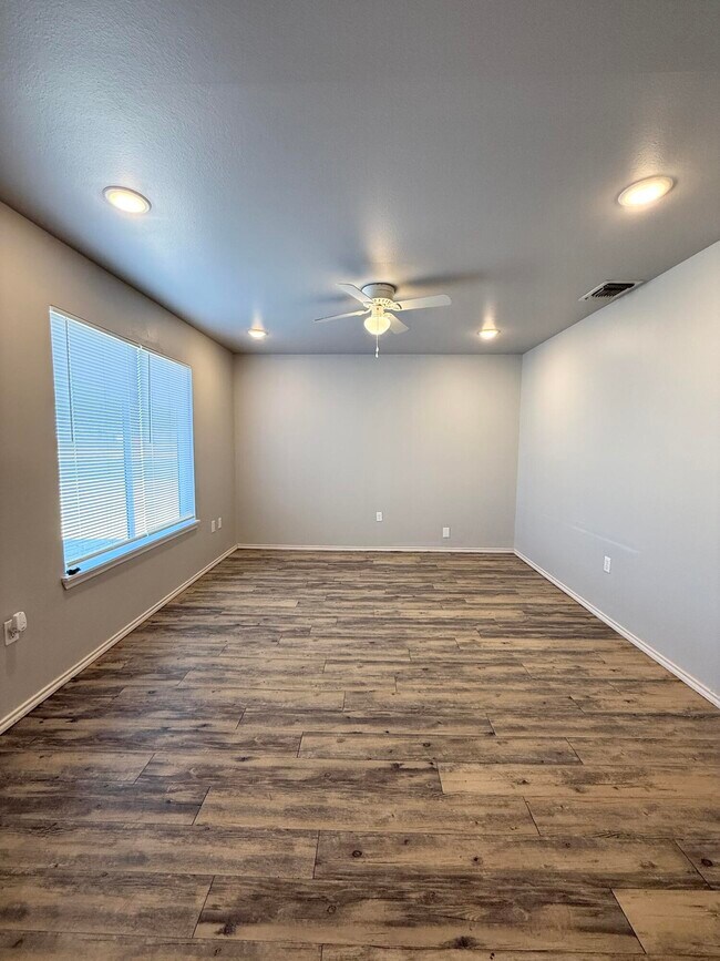 Foto del edificio - 1520 E 13th St