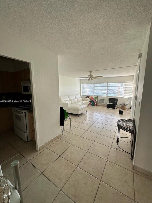 Building Photo - 220 Kings Point Dr