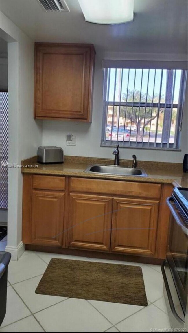 Foto del edificio - 8200 Sunrise Lakes Blvd