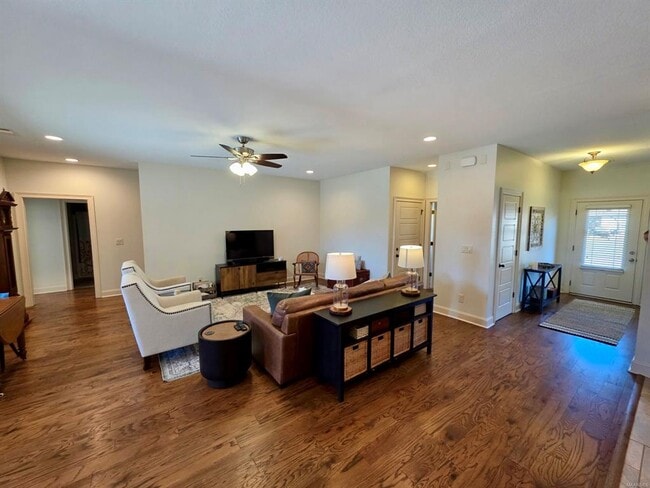 Foto del edificio - 37 Emerald Dr