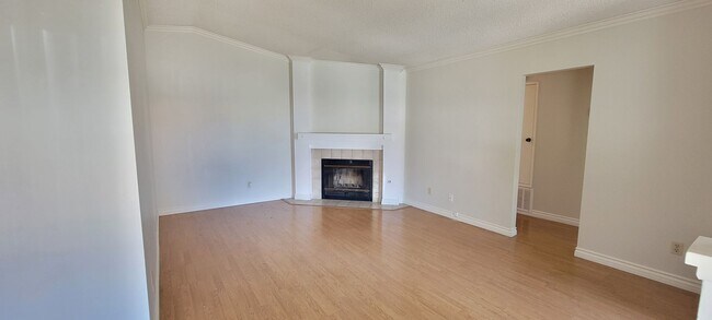 Building Photo - 2 bed 2 bathroom ready to call home!