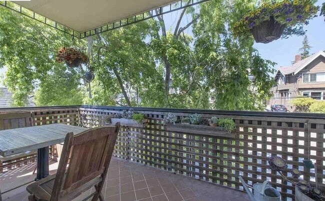 Building Photo - 555 Jean St