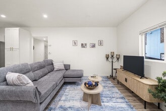 Building Photo - 815 SW Cloverdale St